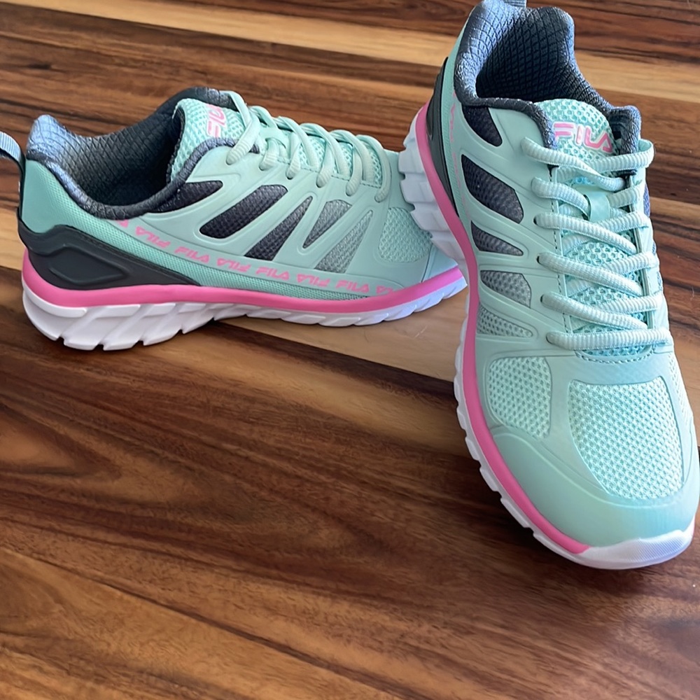NWT Girls Fila tennis shoes